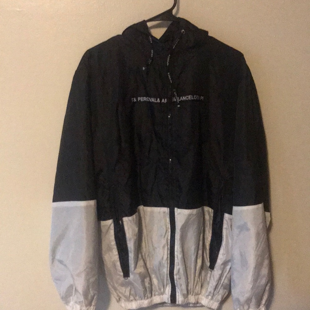 I am selling a sweater that haven’t been worn.